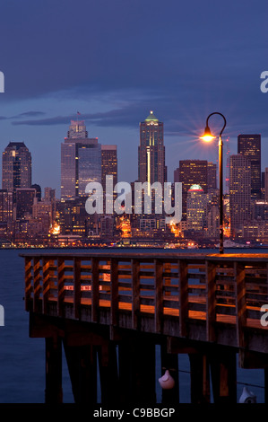 Retro-Bild der Skyline von Seattle bei Sonnenuntergang mit Angelpier an der Elliott Bay mit Stadtlichtern in der Dämmerung Seattle Washington State USA Stockfoto