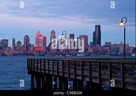 Retro-Bild Sonnenuntergang Seattle Skyline mit Angelpier an der Elliott Bay mit Stadtlichtern in der Dämmerung Seattle Washington State USA Stockfoto