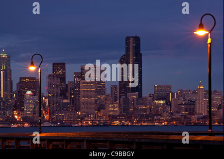 Retro-Bild, Sunset Seattle Skyline mit Angelpier an der Elliott Bay mit Stadtlichtern in der Dämmerung Seattle Washington State USA Stockfoto