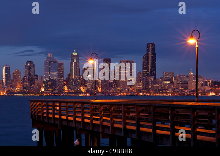 Retro-Bild bei Sonnenuntergang Seattle Skyline mit Angeln Pier an Elliott Bay mit Stadtbeleuchtung in der Dämmerung Seattle Washington State USA Stockfoto