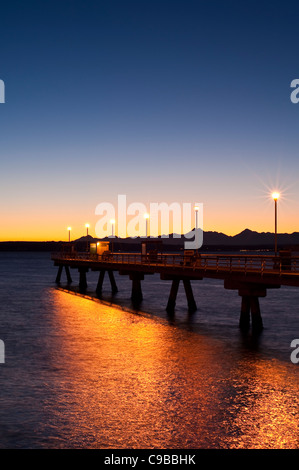 Silhouette Pier mit Menschen Angeln Dock bei Sonnenuntergang am Puget Sound mit Olympic mountains Stockfoto