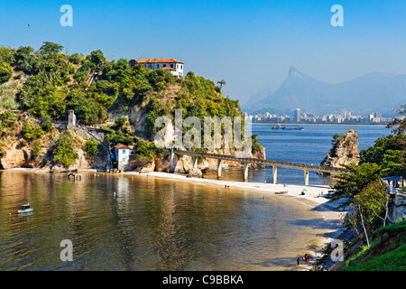 Aussicht auf den Strand mit Rio De Janeiro Skyline, Niteroi, Brasilien Stockfoto