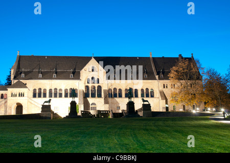 Das Kaiserhaus der kaiserlichen Hofburg in der Nacht, Goslar, Harz, Niedersachsen, Deutschland, Europa Stockfoto