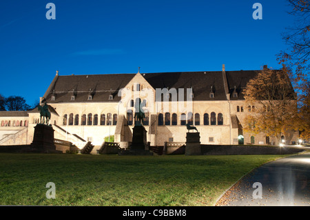 Das Kaiserhaus der kaiserlichen Hofburg in der Nacht, Goslar, Harz, Niedersachsen, Deutschland, Europa Stockfoto