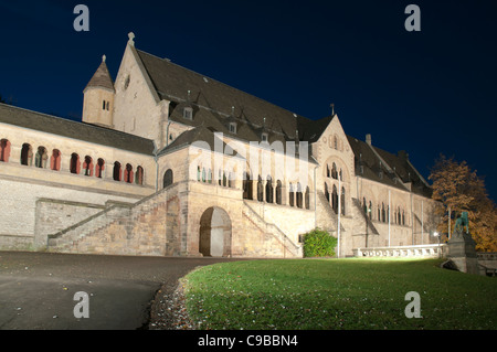 Das Kaiserhaus der kaiserlichen Hofburg in der Nacht, Goslar, Harz, Niedersachsen, Deutschland, Europa Stockfoto