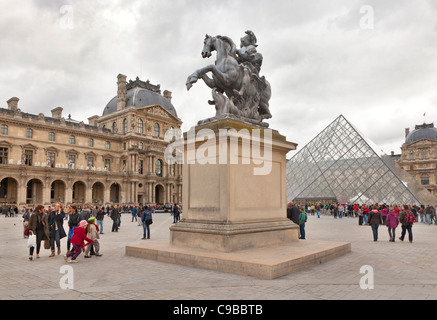 Reiterstatue von Louis XIV auf Sockel, zentralen Innenhof dem Louvre, Paris, Frankreich Stockfoto