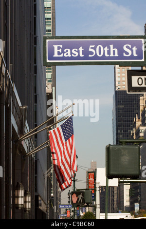 East 50th street sign und die amerikanische Flagge in New York City fliegen Stockfoto