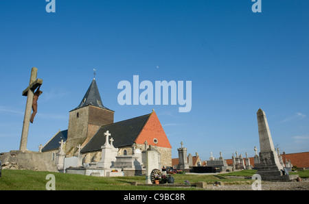 Kirche von Saint-Eloi in Bazinghen in der Nähe von Calais an der Côte Opale in Pas-de-Calais, Nordfrankreich, Stockfoto