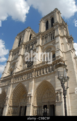 Westfassade der Kirche Notre Dame de Paris auf der Île De La Cité in Paris Stockfoto