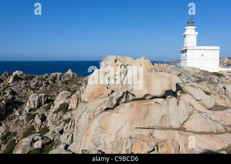 Weißen Leuchtturm am Capo Testa, Sardinien, Italien. Stockfoto