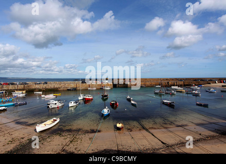 Gesamtansicht von der Hafenbucht in Fischerdorf St. Ives in Cornwall, Großbritannien. Stockfoto