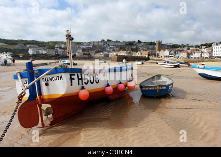 Gesamtansicht von der Hafenbucht in Fischerdorf St. Ives in Cornwall, Großbritannien. Stockfoto