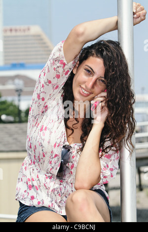 Junge Frau, die einen Anruf tätigen, auf der Promenade, Atlantic City, New Jersey Stockfoto