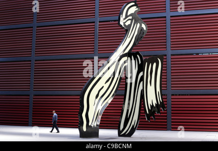 Ein Besucher geht vorbei an einer Skulptur auf dem Display in der Galerie des Museo Nacional Centro de Arte Reina Sofía in Madrid, Spanien. Stockfoto
