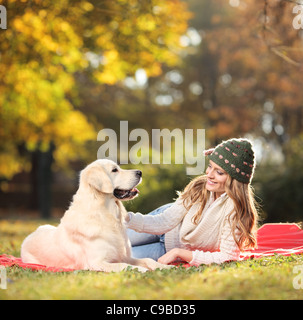 Mädchen spielen mit ihrem Labrador Retriever Hund Stockfoto
