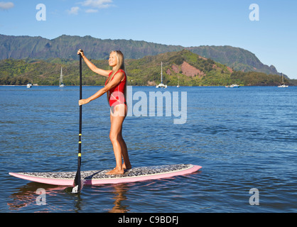 Stand-up Paddleboarder untersucht Hanalei Bay auf Kauai Stockfoto