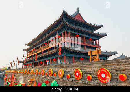 Niedrigen Winkel Ansicht von Xian Stadttor und Turm geschmückt, während Chinese New Year Celebration, Shaanxi, China Stockfoto