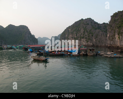 Schwimmendes Dorf in der Halong Bay in der Abenddämmerung, Vietnam Stockfoto