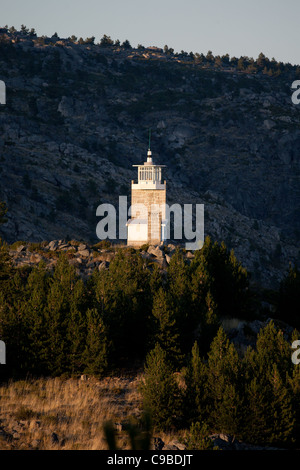 Ein Feuer Aussichtsturm mit Blick auf die Stadt Covilhã, bei Sonnenuntergang, in Beira Interior, Serra Da Estrela, Portugal. Stockfoto