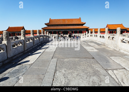 Erhöhten Gehweg zu einem Tor, Halle der Himmlischen Reinheit, Verbotene Stadt, Peking, China Stockfoto