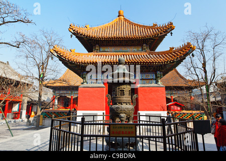 Bronze-Weihrauch-Brenner vor der Stele Pavillon, Lama-Tempel, Peking, China Stockfoto