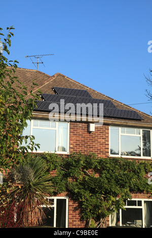 Solar Strom-Sammler-Panels auf einem Hausdach. Stockfoto