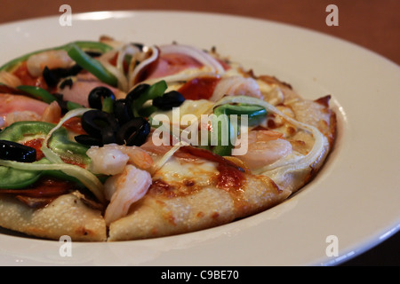 Pizza grüner Pfeffer Garnelen Olivenöl weißen Teller Stockfoto