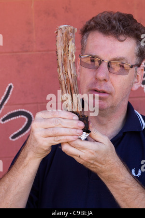 Mann isst gekochten Kängurutail im Outback Australien Stockfoto