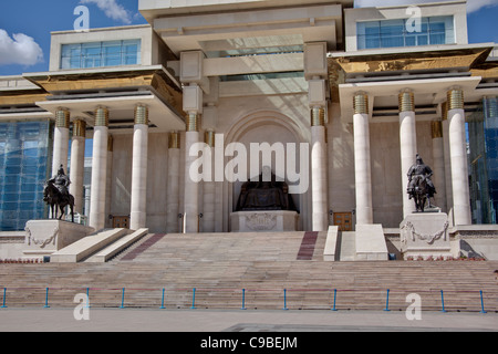 Statue zu Ehren von Dschingis Khan im Sukhbaatar Quadrat in Ulan Bator. Stockfoto