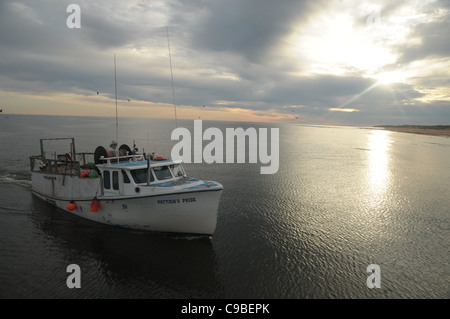 Ein Fischerboot kehrt in die Anlegestelle am Morgen zum See Nordhafen, Prince Edward Island nach einer durchzechten Nacht angeln. Stockfoto