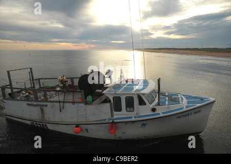 Ein Fischerboot kehrt in den Liegeplatz in North Lake Harbor, Prince Edward Island nach einer durchzechten Nacht angeln. Stockfoto