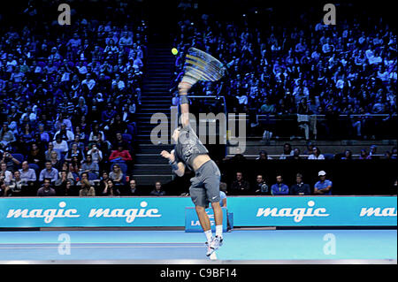 20.11.2011 London, England Rafael Nadal aus Spanien im Kampf gegen Mardy Fish der Vereinigten Staaten von Amerika im Herren Einzel ersten Round-Robin am Tennis Barclays ATP World Tour Finals 2011 bei 02 Arena London. Stockfoto