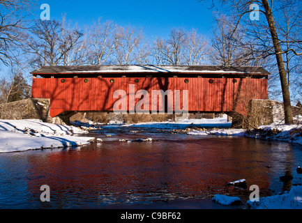 Pool Forge rot überdachte Brücke Weihnachten blauen Himmel und Schnee Kränze Lichter, ländlichen Lancaster County, Pennsylvania, USA, Schnee Winter Szenen Stockfoto