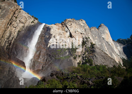 Ein Kletterer ist aufsteigend einige große Sandstein in Red Rock, in der Nähe von Las Vegas in Nevada. Stockfoto