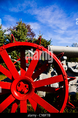 Farbenfrohe Zusammenfassung eines alten Fordson Traktorrads aus der Nähe und blauer Himmel, New Jersey, USA, NJ, USA, Vereinigte Staaten, POV vertikale landwirtschaftliche Werkzeuge, vintage Stockfoto