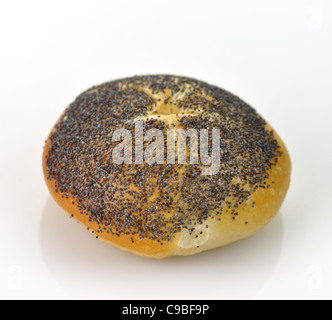 Kaiserbrötchen mit Mohn auf weißem Hintergrund Stockfoto