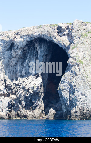 Die Höhle über dem Meer - Küste Giannutri Island, toskanischen Archipels, Italien. Stockfoto