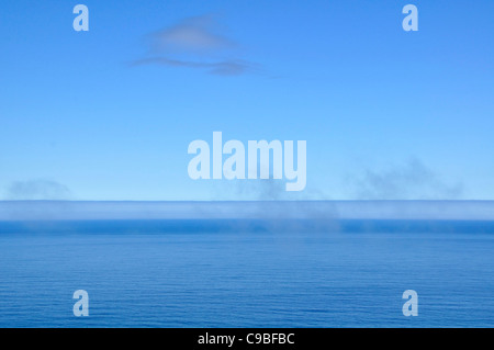 Zusammenfassung von Wolken, Nebel und Himmel über dem Pazifischen Ozean vor der Küste von Oregon. Stockfoto