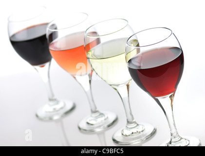 Brille von Rosa, rot und Weißwein auf weißem Hintergrund Stockfoto