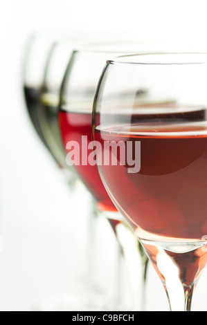 Brille von Rosa, rot und Weißwein, Nahaufnahme Schuss Stockfoto