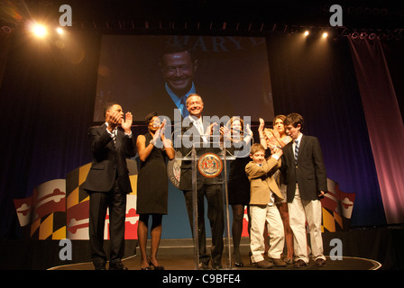 Gouverneur O'Malley und Lieutenant Brown auf der Bühne mit Familien auf der Gouverneur O'Malley Einweihung feiern 2011 Stockfoto