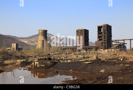 Ruinen eines sehr stark verschmutzten Industrieareals bei Copsa Mica, Rumänien. Stockfoto