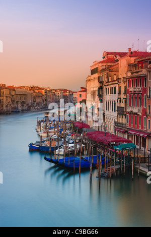 Sonnenaufgang in Venedig von der Rialto-Brücke mit Blick auf den Canal Grande Stockfoto