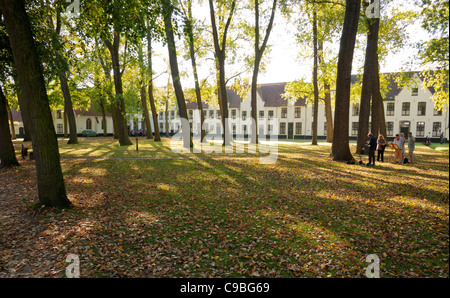 Künstler malen auf der grünen in den ummauerten 13. Jahrhundert Begijnhof oder Beginenhof in Brügge, Belgien. Stockfoto