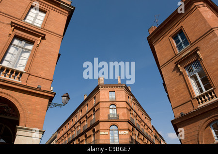 Roten Backstein-Architektur in der Ecke des Place du Capitole in Toulouse – das Hotel Grand Balcon Schriftsteller Saint-Exupery geschlafen. Stockfoto