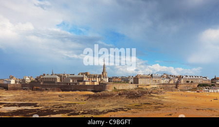 Bild von der ummauerte Hafen Stadt Saint Malo, in der Bretagne im Nordwesten Frankreichs am Ärmelkanal, während der Ebbe-Zeit. Stockfoto