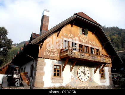 Riesige Kuckucksuhr an der Fassade eines Bauernhofes Gebäude am Hofgut Sternen in Breitnau in der Nähe von Freiburg im Schwarzwald, Deutschland Stockfoto