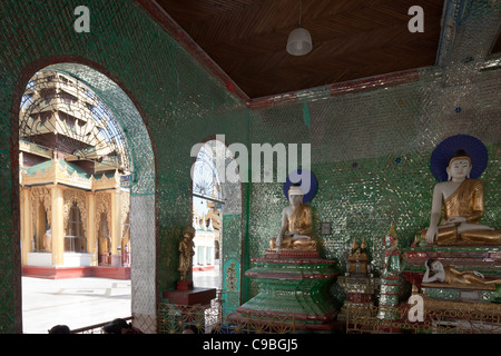 Innenraum der größte buddhistische Tempel Shwedagon-Pagode, Rangun, Burma. Stockfoto