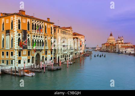 Sonnenuntergang in Venedig von der Accademia-Brücke mit Blick auf den Canal Grande Stockfoto