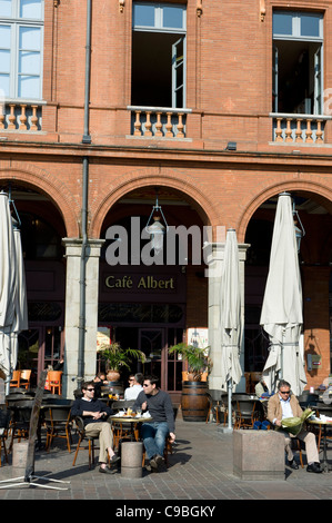 Außenterrasse mit Gästen im Cafe Albert auf der Place De La Capitole in Toulouse, Midi-Pyrenäen, Frankreich Stockfoto